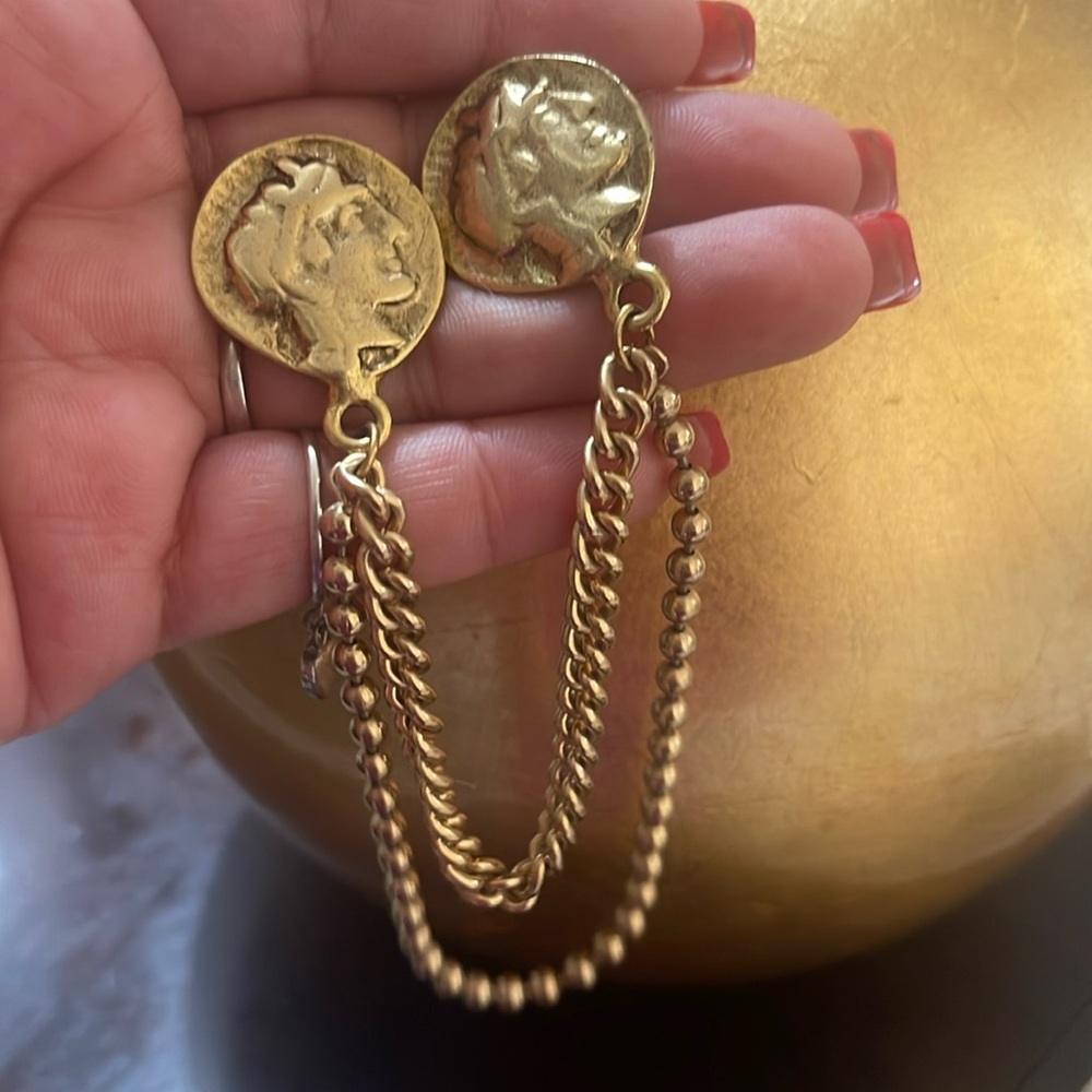 Brooch with chains
